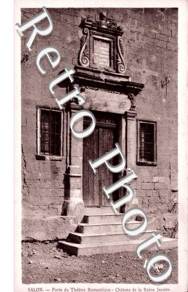 Porte du theatre romantique - chateau de la Reine Jeanne