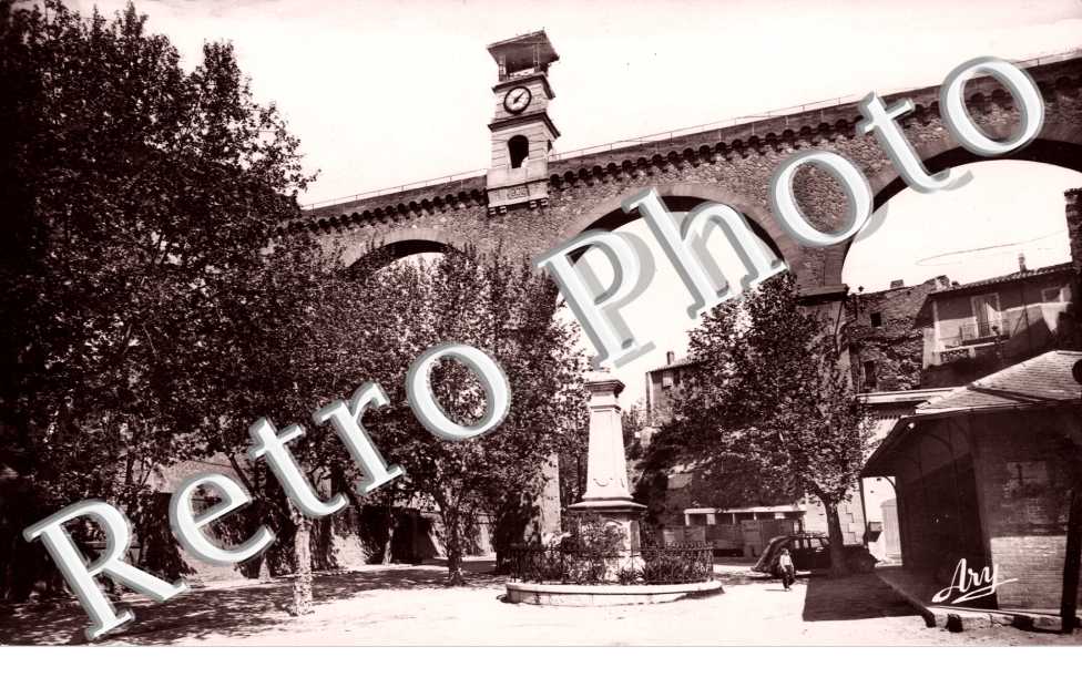 Monument commemoratif et aqueduc