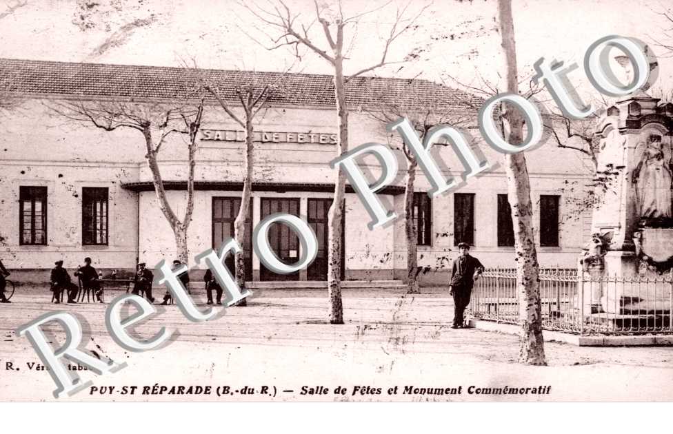 Salle des Fetes et Monument Commemoratif