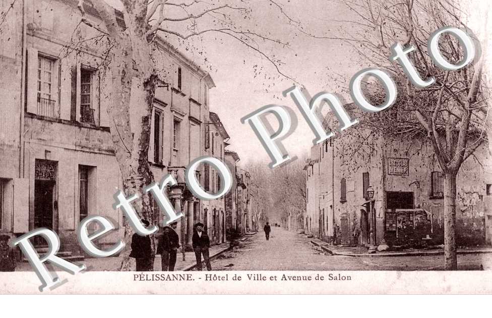 Hotel de ville et avenue du salon