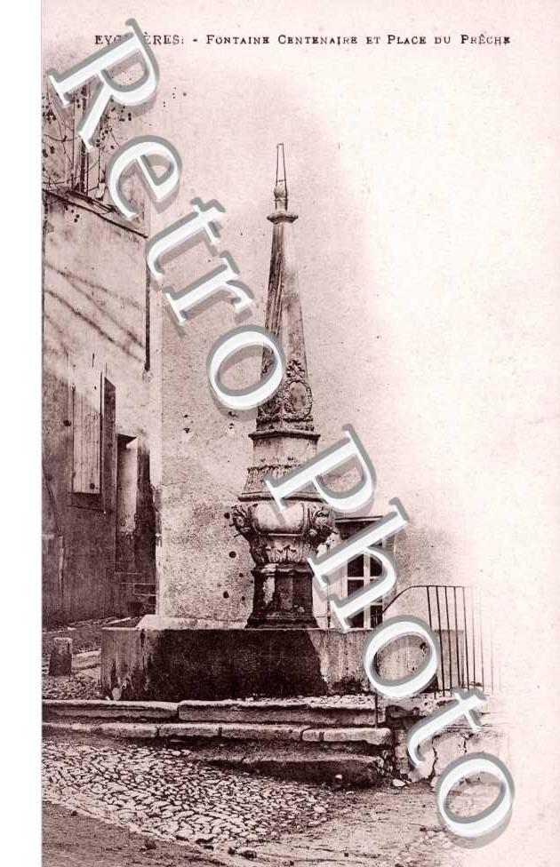 Fontaine centenaire et place du Preche