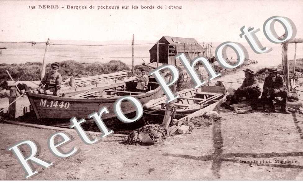 barques de pecheurs sur les bords de l&#039;etang
