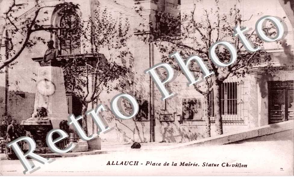 Place de la Mairie, Statue Chevillon