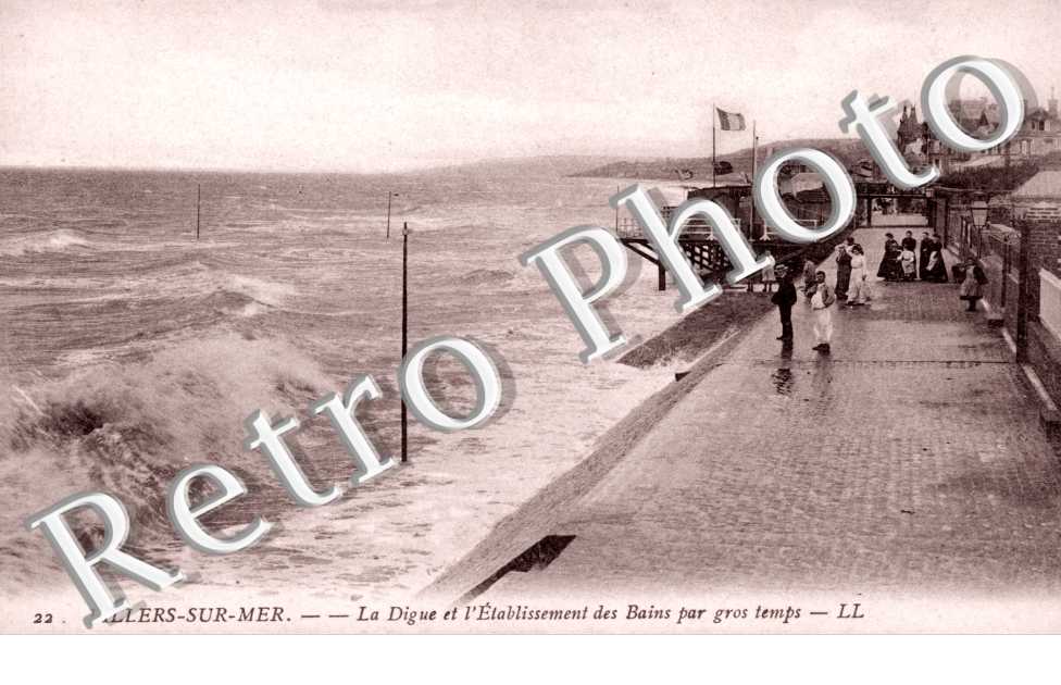 Villers-sur-Mer, la Digue et l&#039;Etablissement des Bains par gros temps