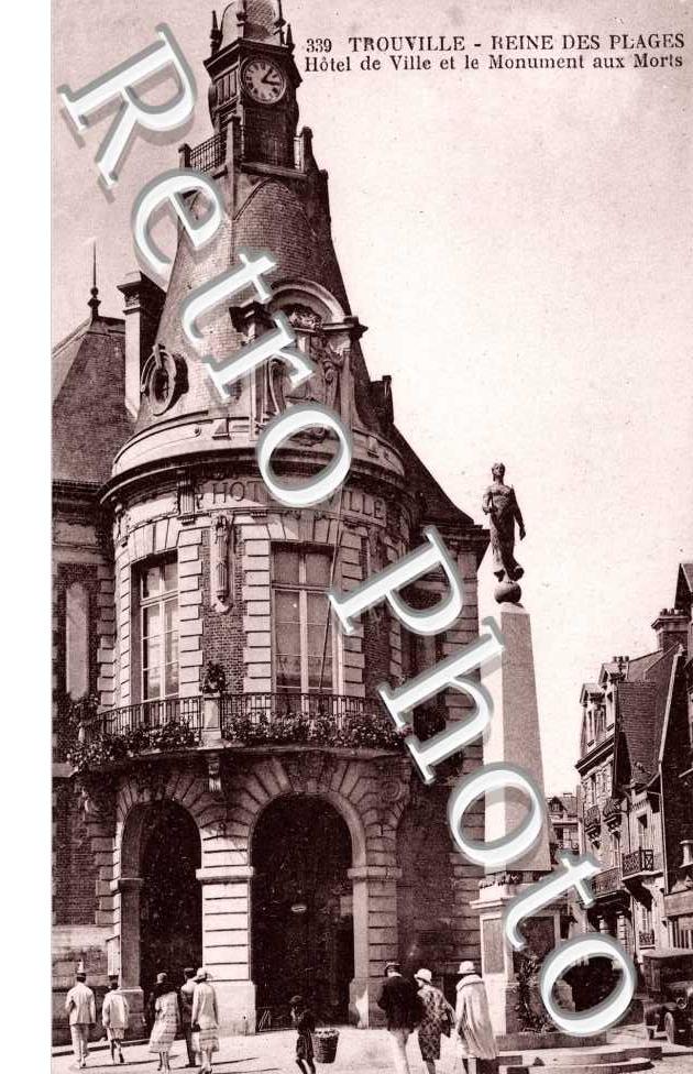 Hotel de Ville et Monument aux Morts
