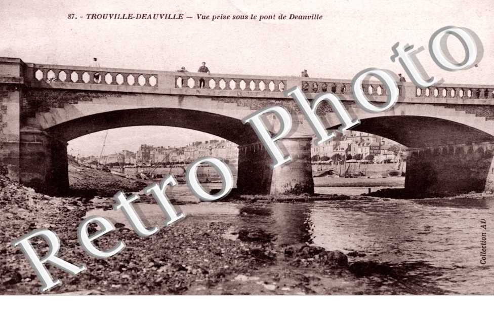 Vue prise sous le pont de Deauville