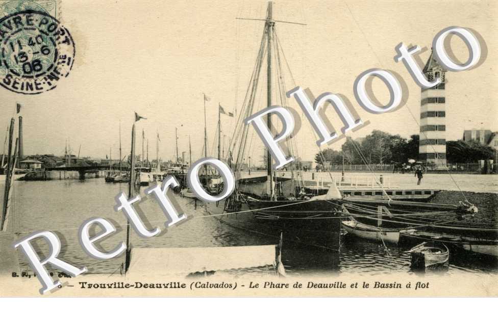 Le Phare de Deauville et le bassin a flot