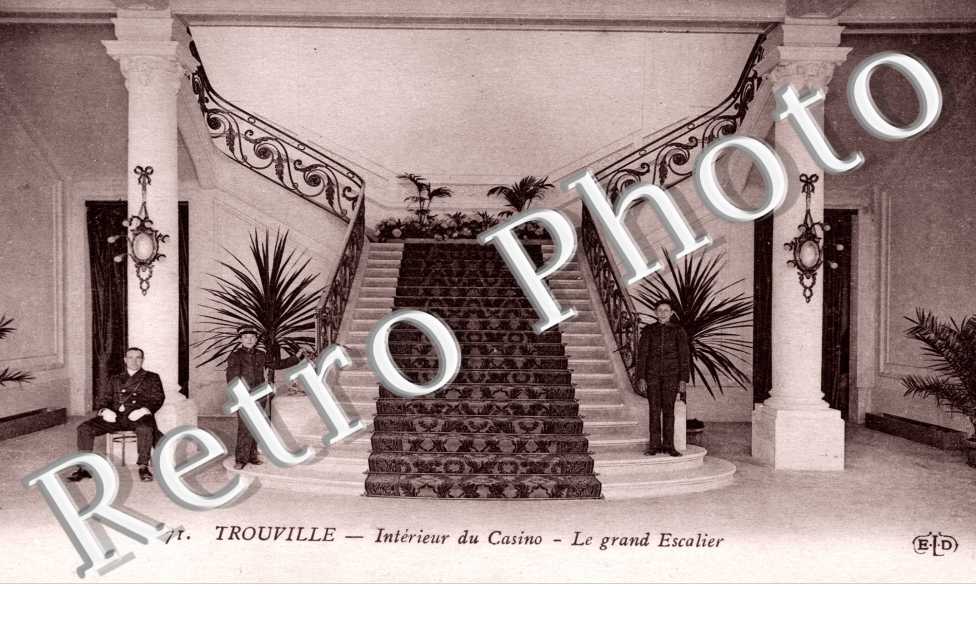 Interieur du casino - le grand escalier