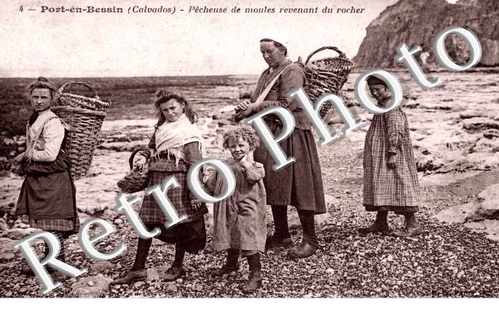 Pecheuse de moules revenant du rocher