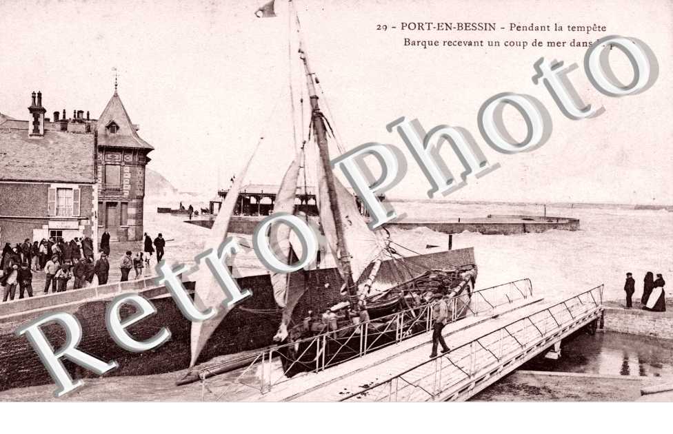 Pendant la tempete, barque recevant un coup de mer dans la passe