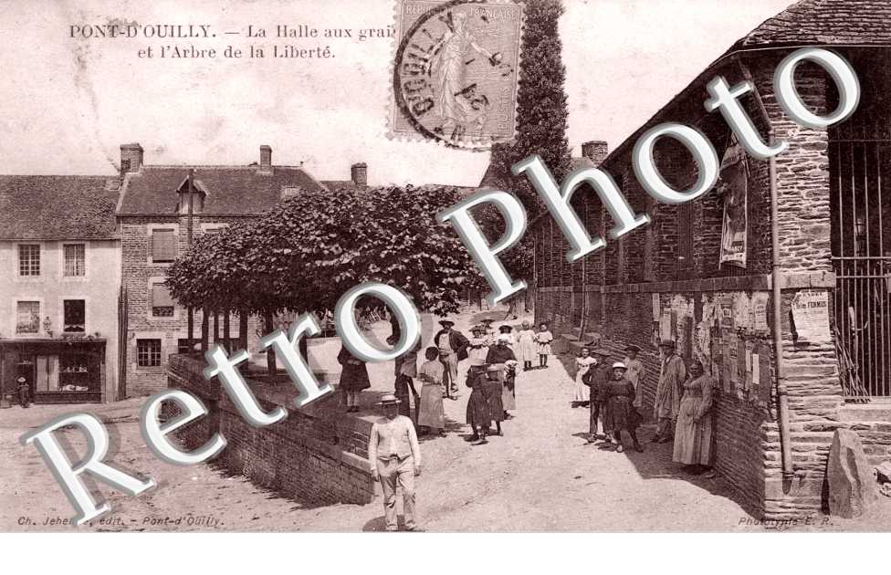 La halle aux grains et l&#039;arbre de la liberte