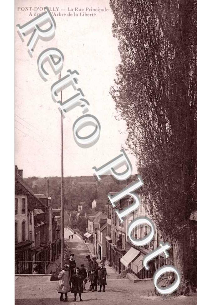 la rue principale, a droite l&#039;arbre de la liberte