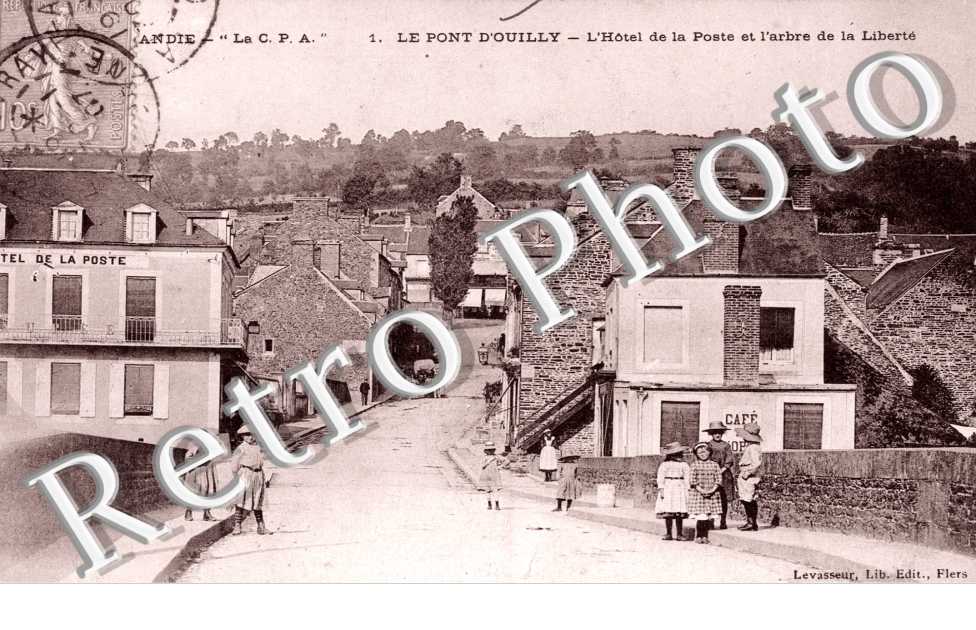 L&#039;hotel de la Poste et l&#039;arbre de la libere