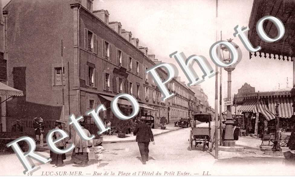 Luc-sur-Mer, Rue de la Plage et l'Hotel du Petit Enfer