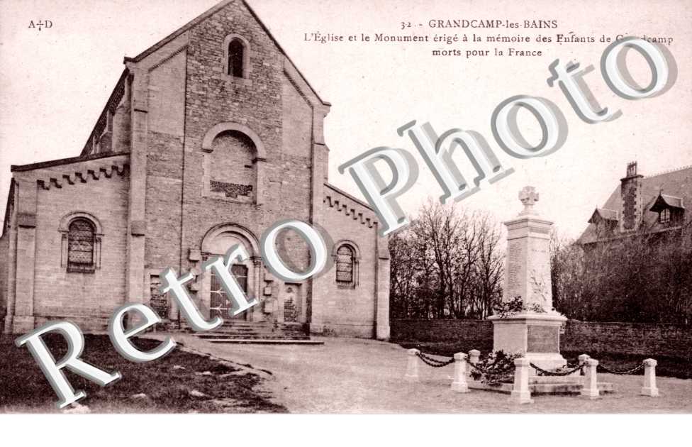 Grandcamp-les-Bains, l&#039;Eglise et le Monument a la memoire des Enfants de Grandcamp