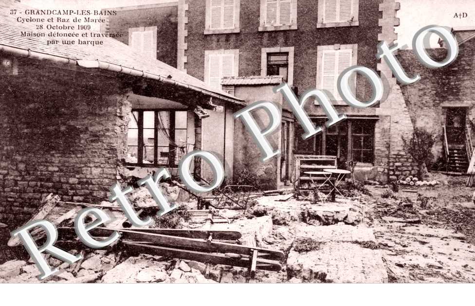 le cyclone du 28 octobre 1909 Maison traversee par une barque