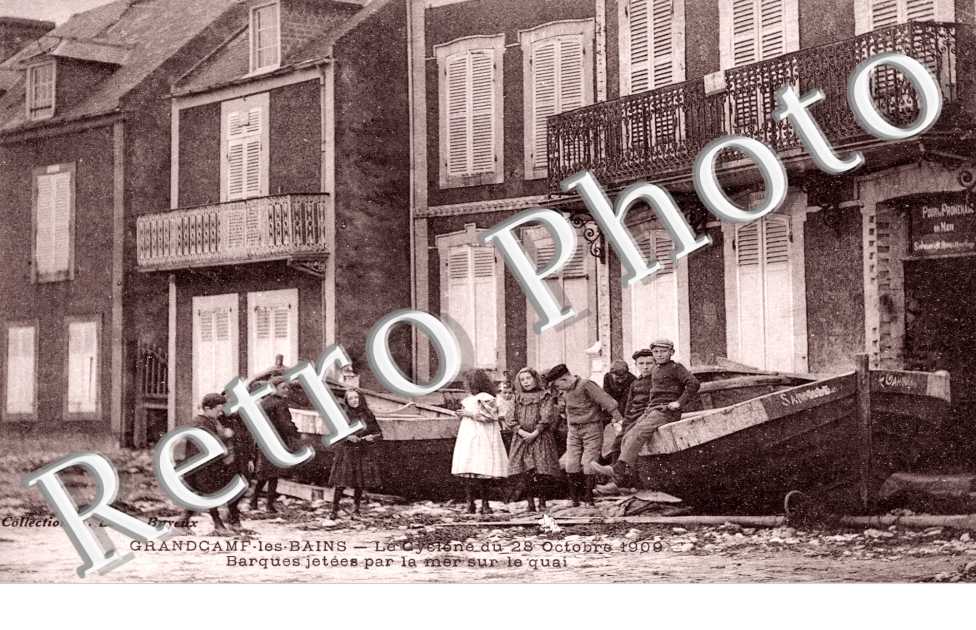le cyclone du 28 octobre 1909 Barques jetees par la mesure sur le quai