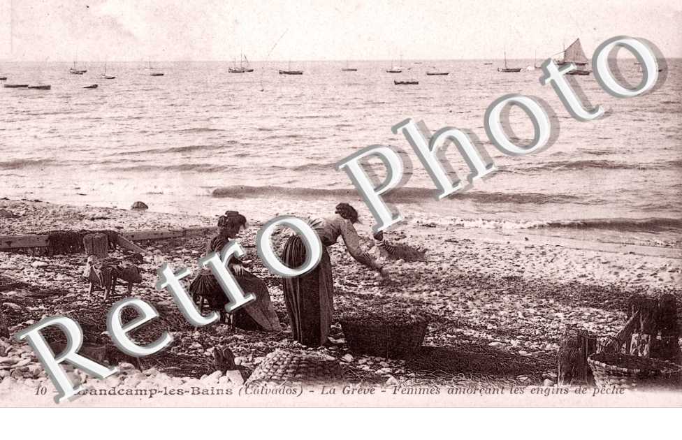 Grandcamp-les-Bains, la Greve, Femmes amorcant les engins de peche