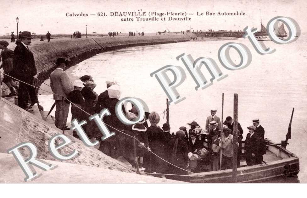 le bac automobile entre Trouville et Deauville