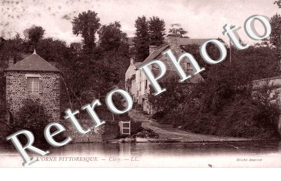 Habitations au  bord d&#039;une rivière