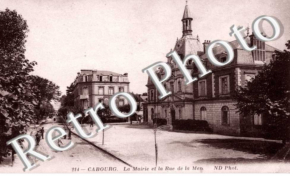la mairie et la rue de la Mer 