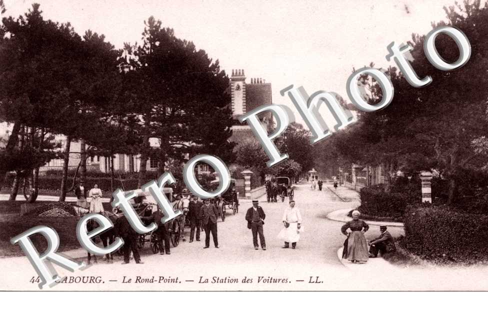 Le Rond Point - la station des voitures
