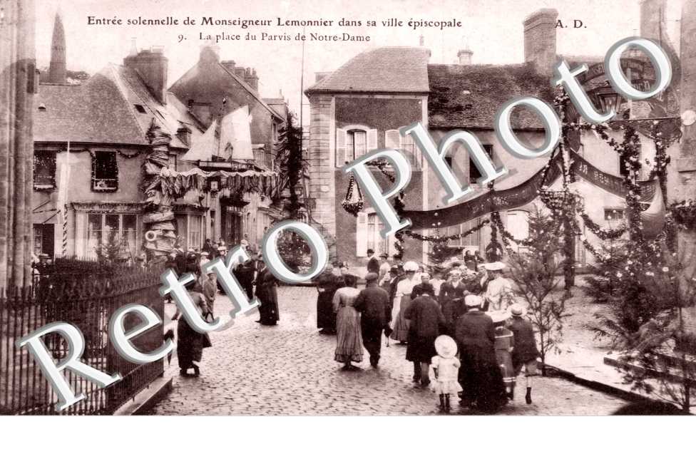 entree solennelle de Monseigneur Lemonnier La place du parvis de Notre Dame