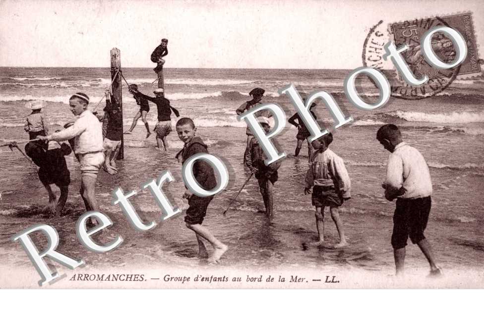 groupe d&#039;enfants au bord de la mer