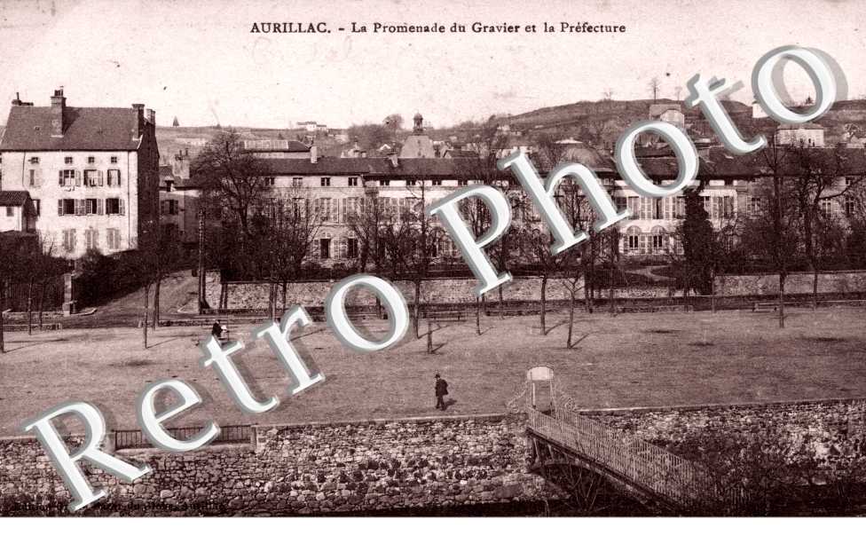 la promenade du Gravier et la Prefecture