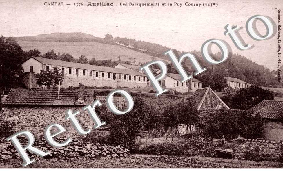 les baraquements et Le Puy Courny