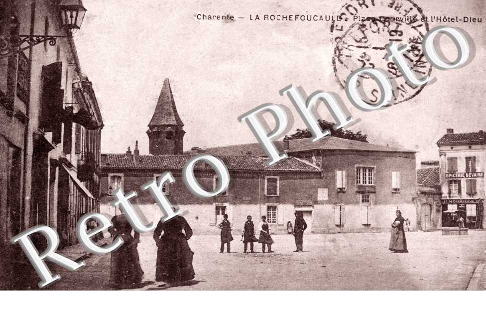 Place Courville et l'Hotel de Ville