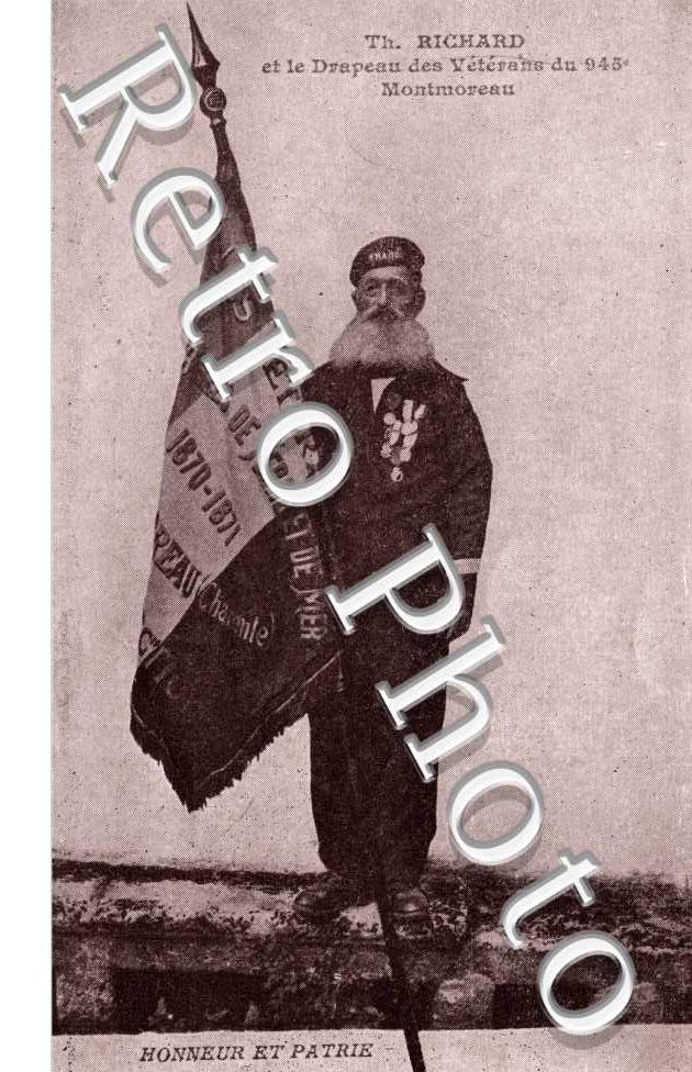 Th Richard et le drapeau des veterans du 945e Montmoreau