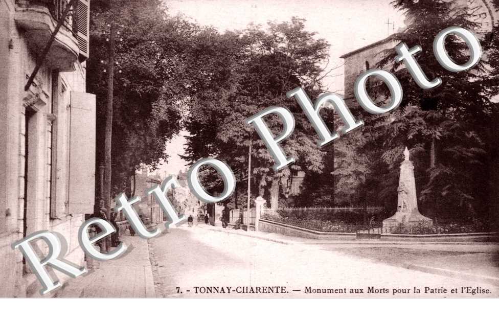 Monument aux Morts et  l&#039;Eglise