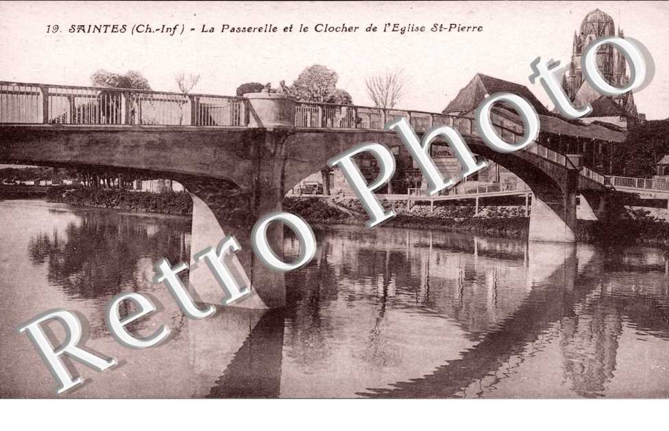 la Passerelle et le Clocher de l&#039;Eglise Saint-Pierre