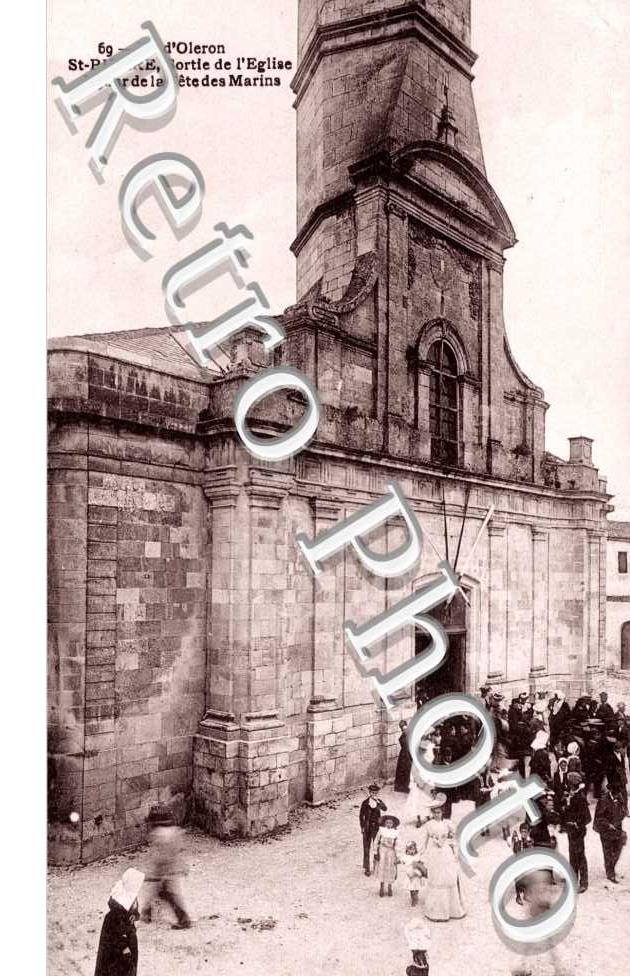 Sortie de l&#039;Eglise le jour de la Fete des Marins