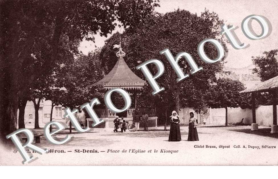 Place de l&#039;eglise  et le kiosque