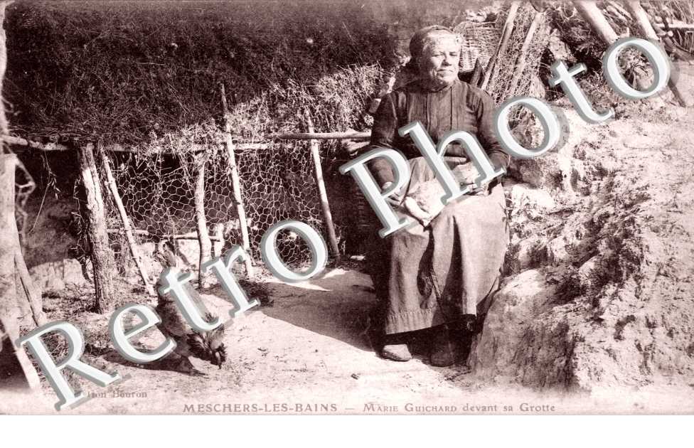 Marie Guichard devant sa grotte