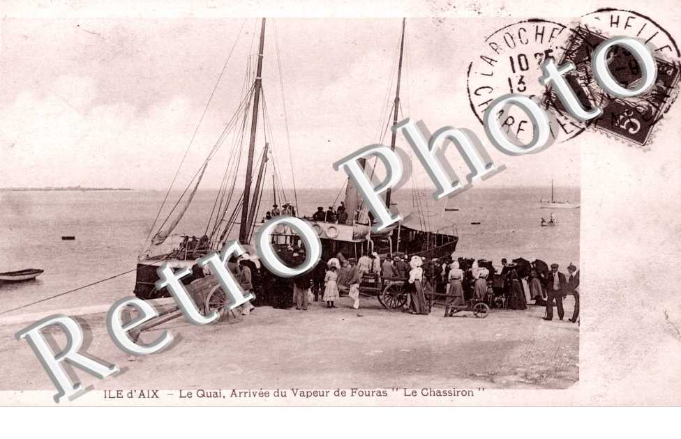Le quai - arrivee du vapeur de Fouras "Le Chassiron"