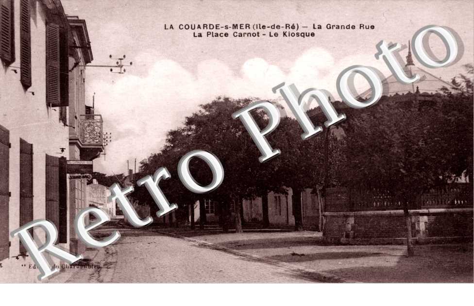 la grande rue - la place Carnot - Le kiosque
