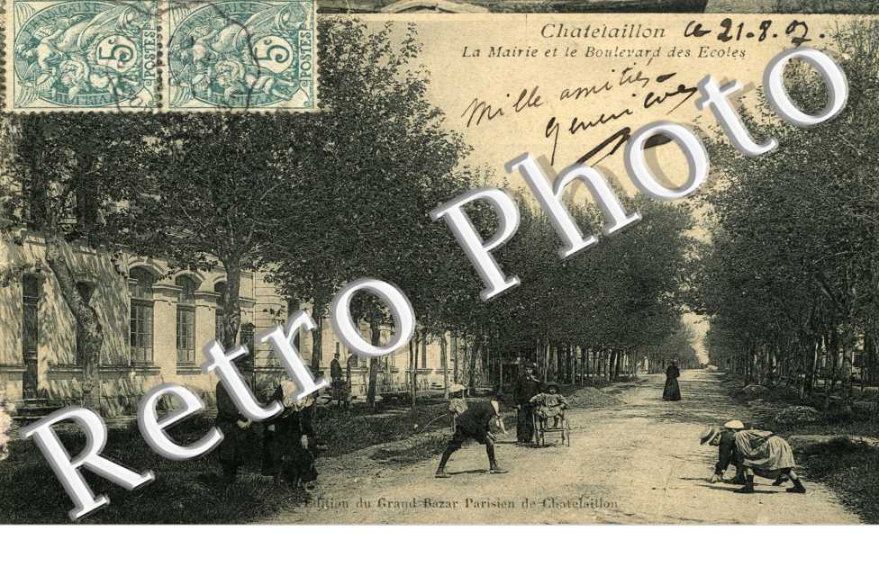 le Mairie et le Boulevard des Ecoles 