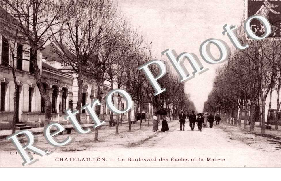 Boulevard des Ecoles et la Mairie