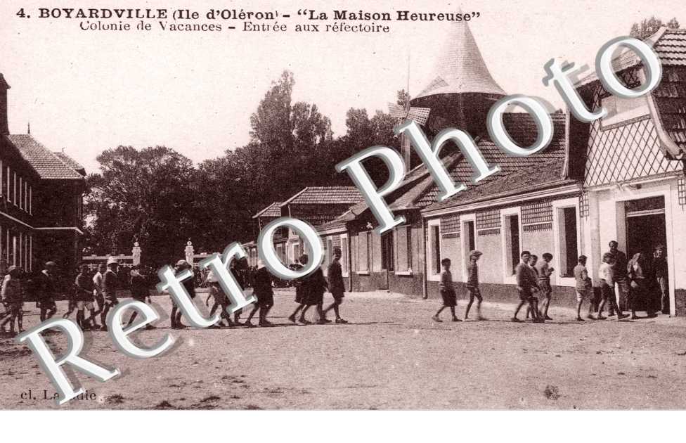 La Maison Heureuse, Colonie de Vacances, Entree aux Refectoires