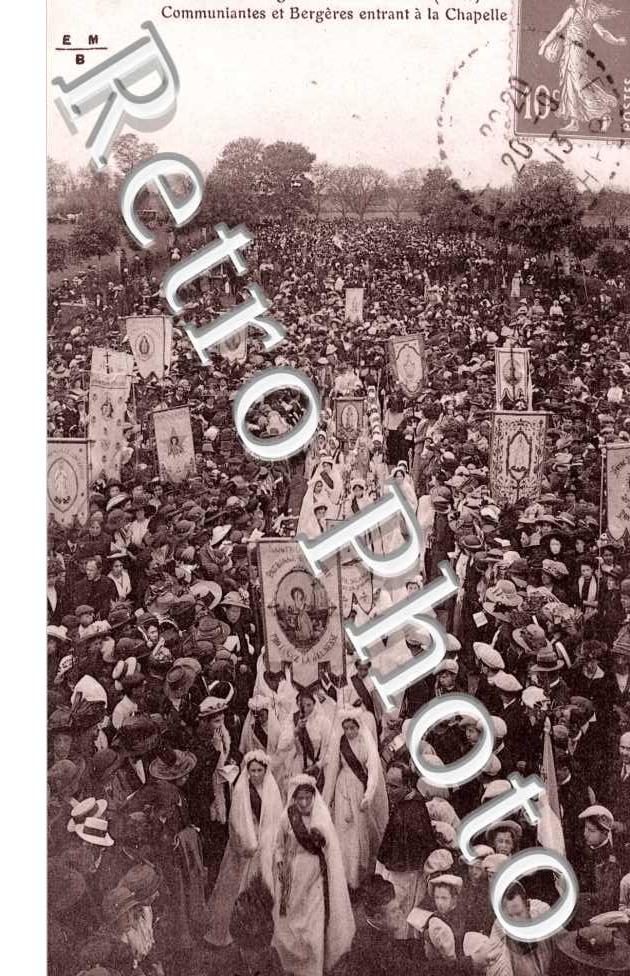 Le Pelerinage, communiantes et bergeres entrant a la Chapelle