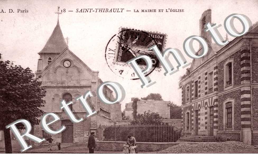 Saint Thibault, la Mairie et l&#039;Eglise