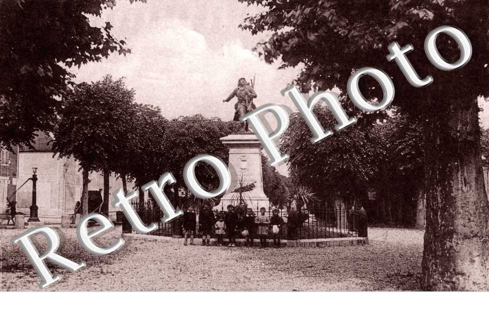 le monument aux morts de la Grande Guerre et la promenade du Quinconce