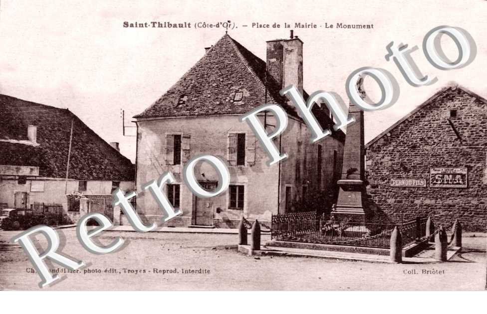 Place de la mairie - le monument