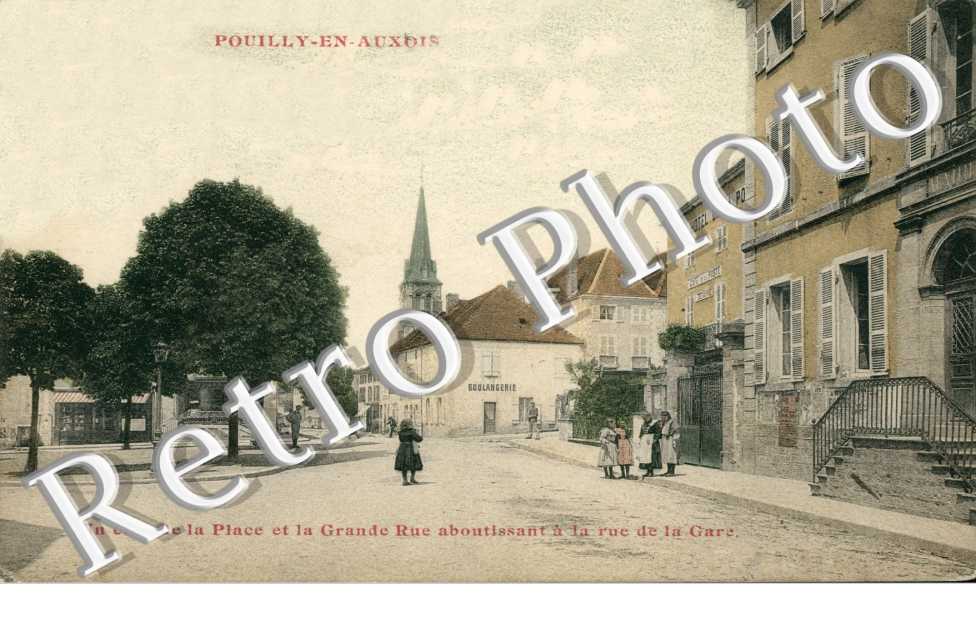 un coin de la place et la grande rue aboutissant a la rue de la gare