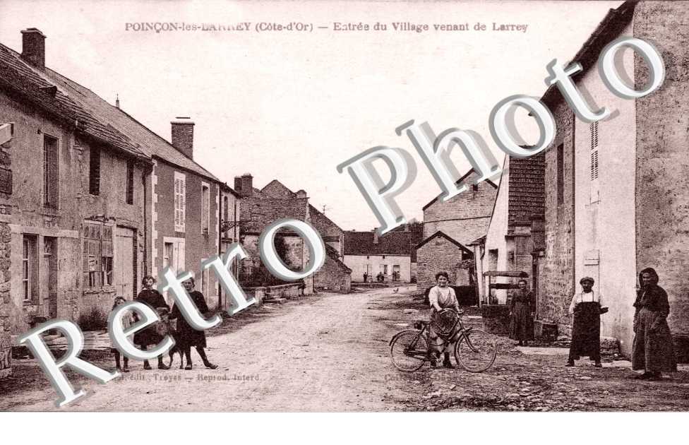 Entree du Village venant de Larrey