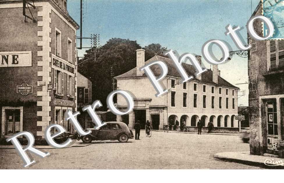 place de la mairie et cafe de la fontaine