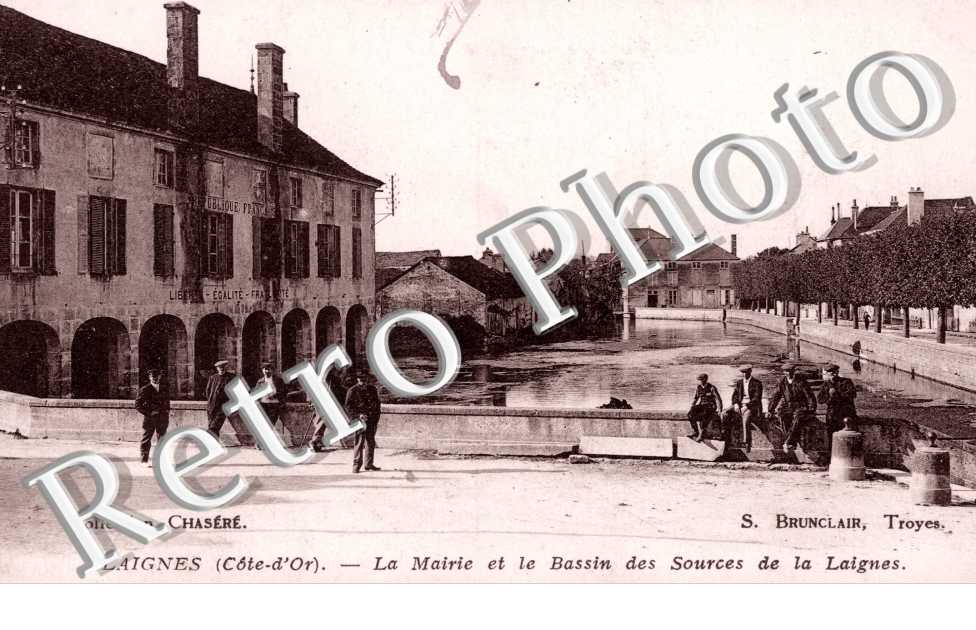 la Mairie et le Bassin des Sources de la Laignes